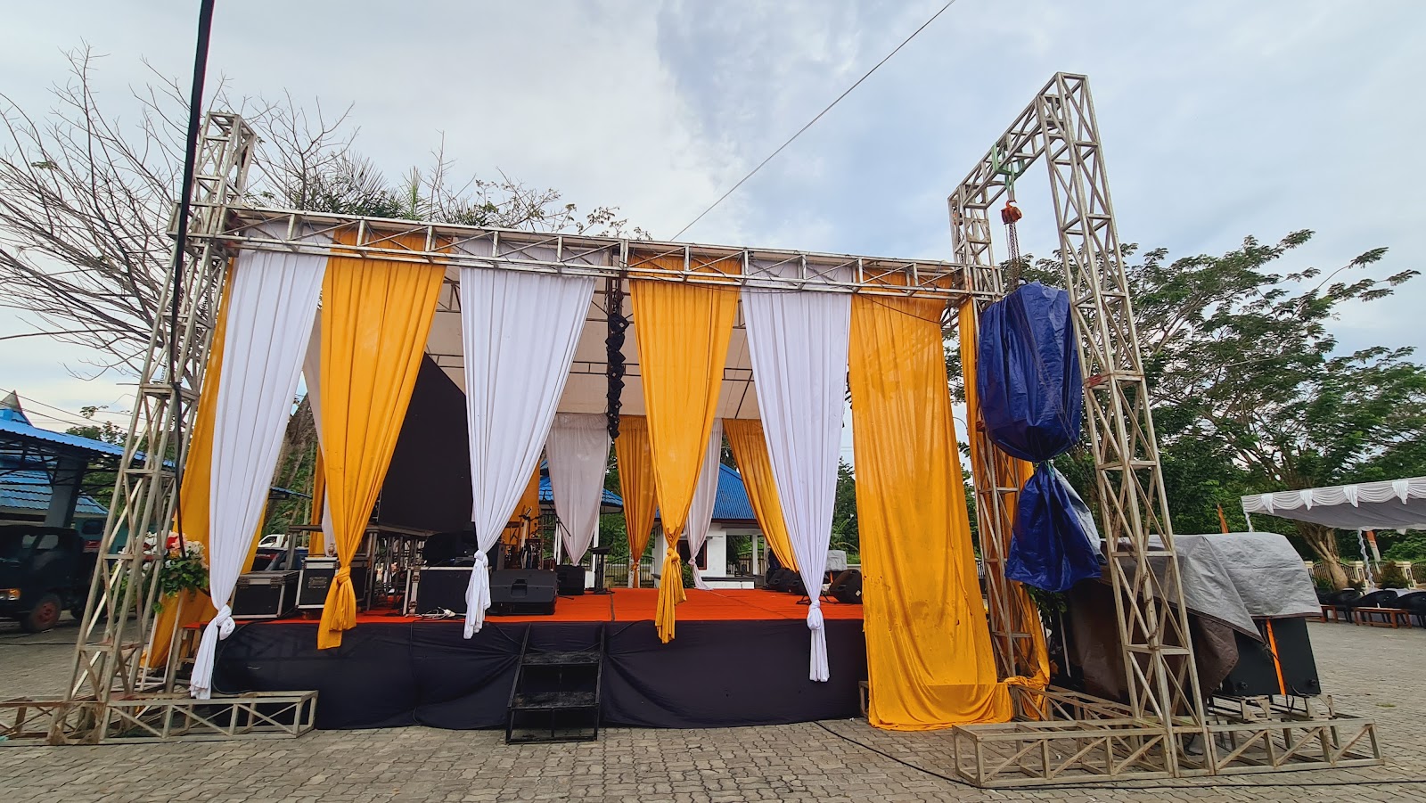 Panggung dan rigging produksi Papua Kreatif